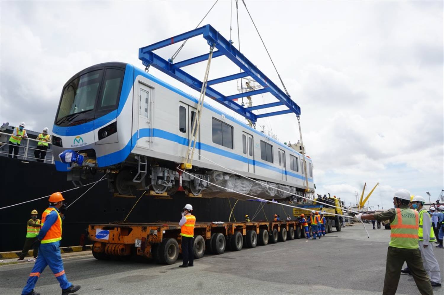 Ngày 8.10.2020, ba toa tàu đầu tiên của tuyến Metro số 1 được vận chuyển từ Nhật Bản về cảng Khánh Hội (TPHCM). Ngày 6.5.2022, hai đoàn tàu cuối cùng trong tổng số 17 đoàn tàu của tuyến Metro số 1 được nhập về TPHCM. 