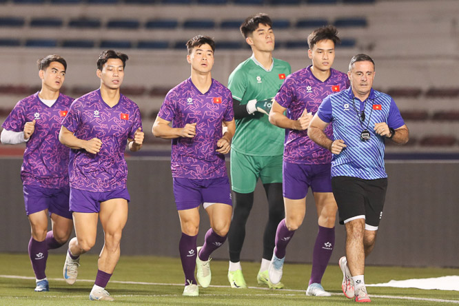 Vietnam team practices in the Philippines on the evening of December 16. Photo: VFF
