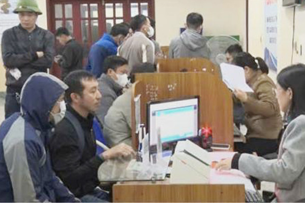 Many workers apply to work at the VinFast Ha Tinh Electric Car Factory. Photo: Thu Huong.