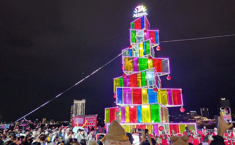 Da Nang City Department of Tourism organizes a program to light up the Christmas tree. Photo: Nguyen Thi