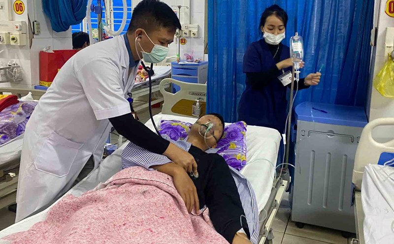 Emergency treatment for a man in a family of four who was poisoned by coal heating and had to be hospitalized. Photo: Ha Thach.