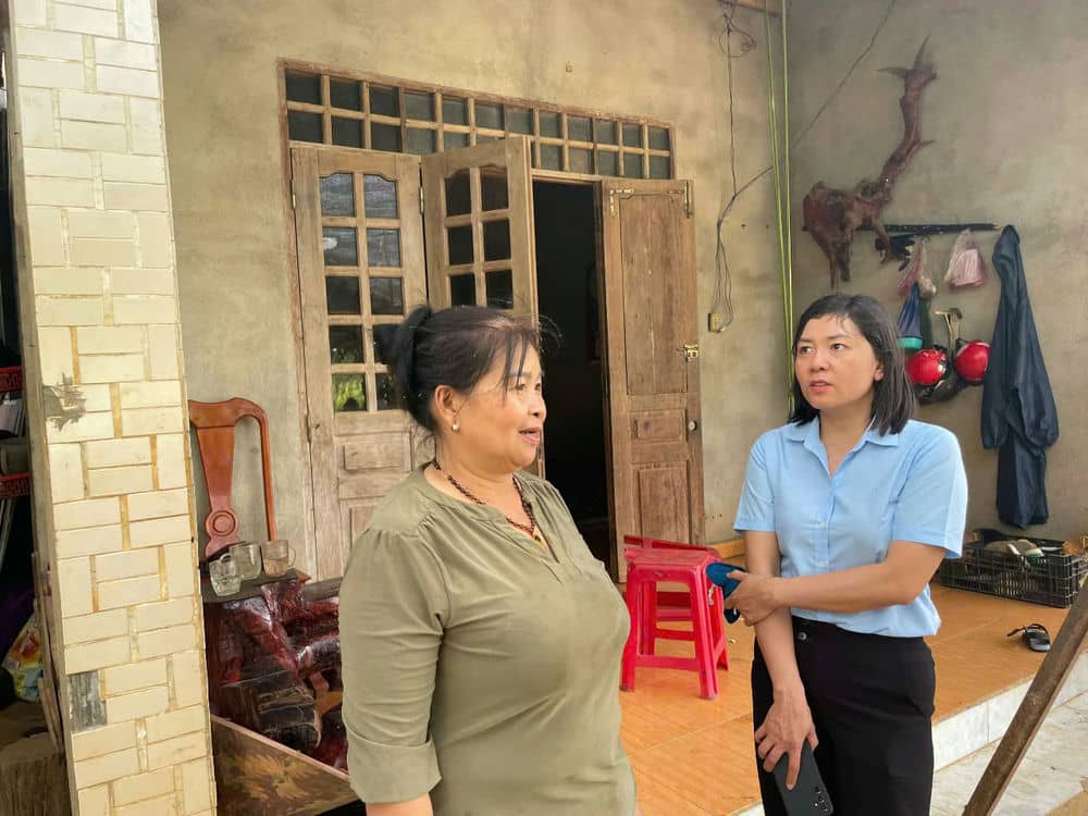 Officials from Dak Nia commune, Gia Nghia city, visited the village to encourage poor households to participate in production, borrow capital, and learn a trade. Photo: Tra My