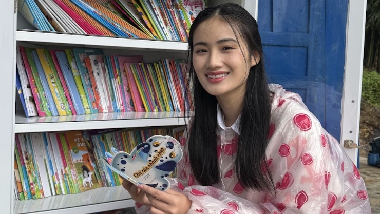 Miss Y Nhi works on a project to promote reading culture. Photo: Provided by the character