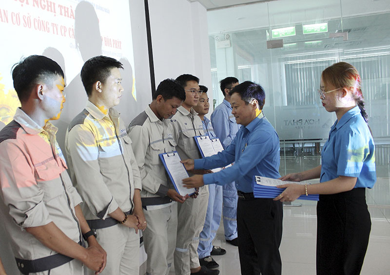 Mr. Nguyen Phuc Nhan - Chairman of Quang Ngai Provincial Labor Federation presented the Decision on admitting union members at Hoa Phat General Port Joint Stock Company. Photo: Hong Tram