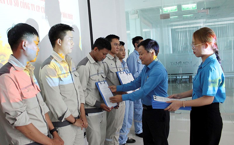 Mr. Nguyen Phuc Nhan - Chairman of Quang Ngai Provincial Labor Federation presented the Decision on admitting union members at Hoa Phat General Port Joint Stock Company. Photo: Hong Tram