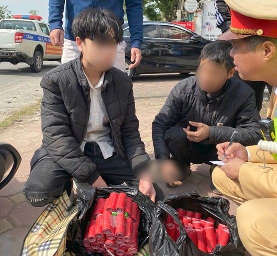 2 đối tượng chở pháo lậu tăng ga bỏ trốn khi bị Công an Hải Dương kiểm tra. Ảnh: Công an tỉnh Hải Dương