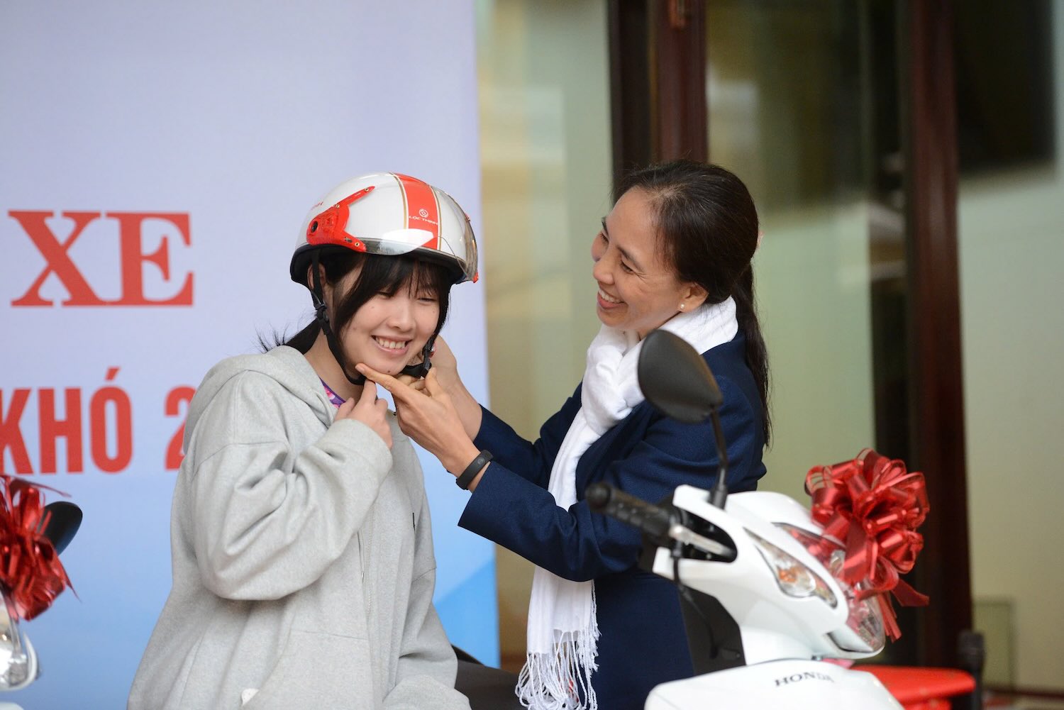 Ms. Tran Thi Cam Van - Vice President of iAN presented the car to the student. Photo: Mai Lan.