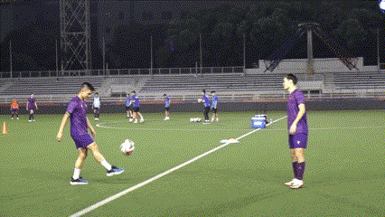 Quang Hai "solo" juggling the ball with Van Toan.