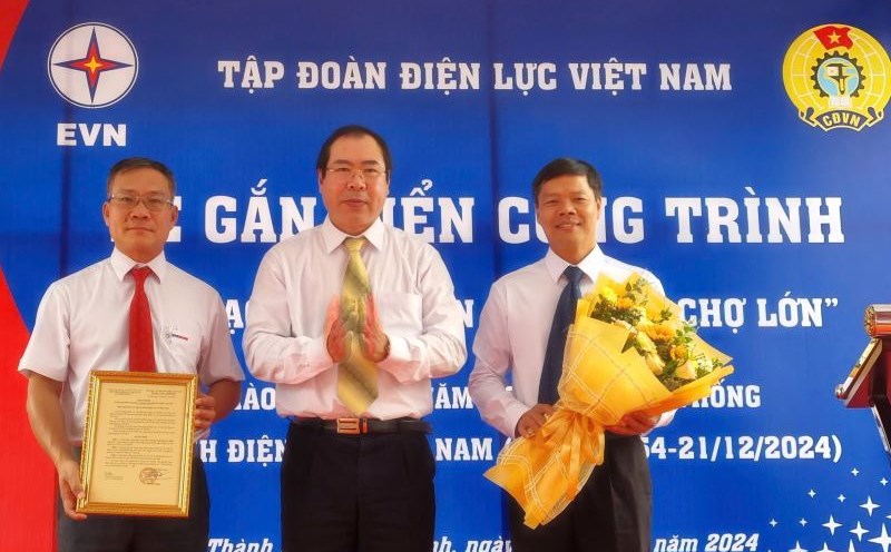 Mr. Do Duc Hung - Chairman of Vietnam Electricity Trade Union (middle) - presented the decision on the emulation project and presented flowers to congratulate the leaders and EVNHCMC Trade Union. Photo: Nam Duong