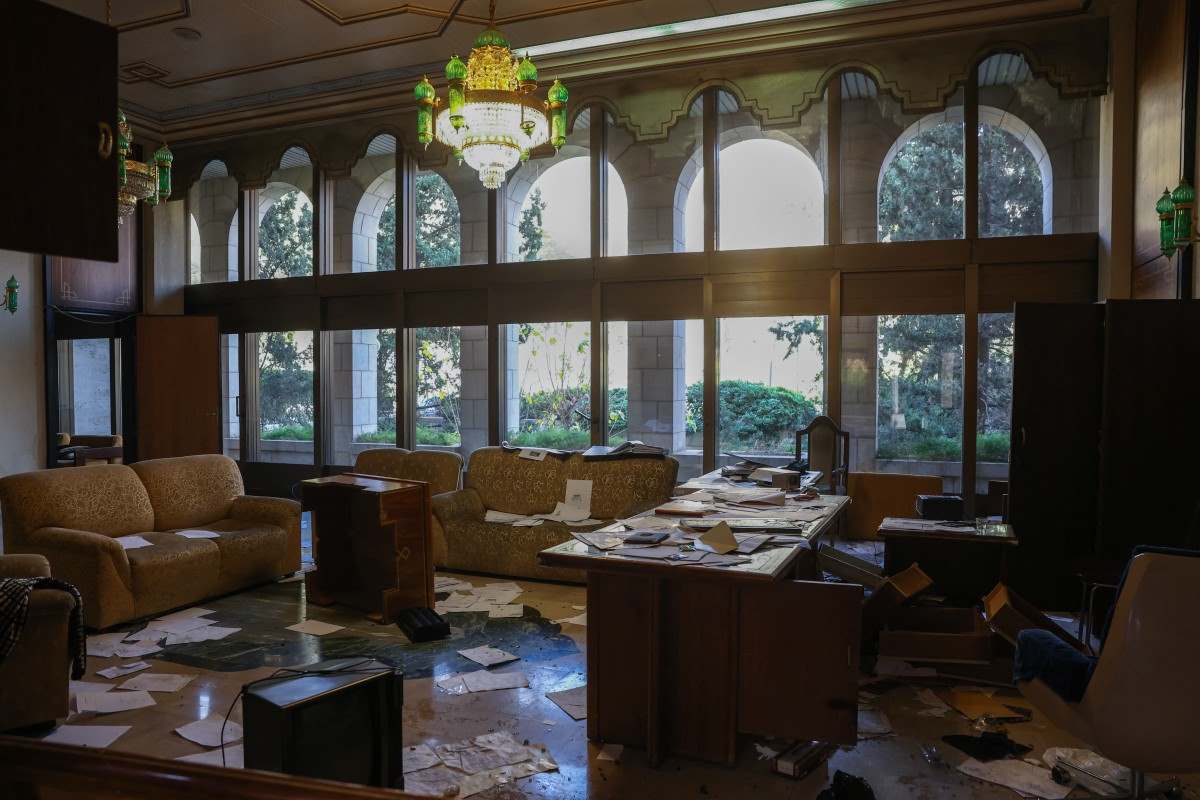 Cung dien cua gia dinh Assad o Damascus bi cuop pha vao nhung ngay sau khi che do sup do. Anh: AFP