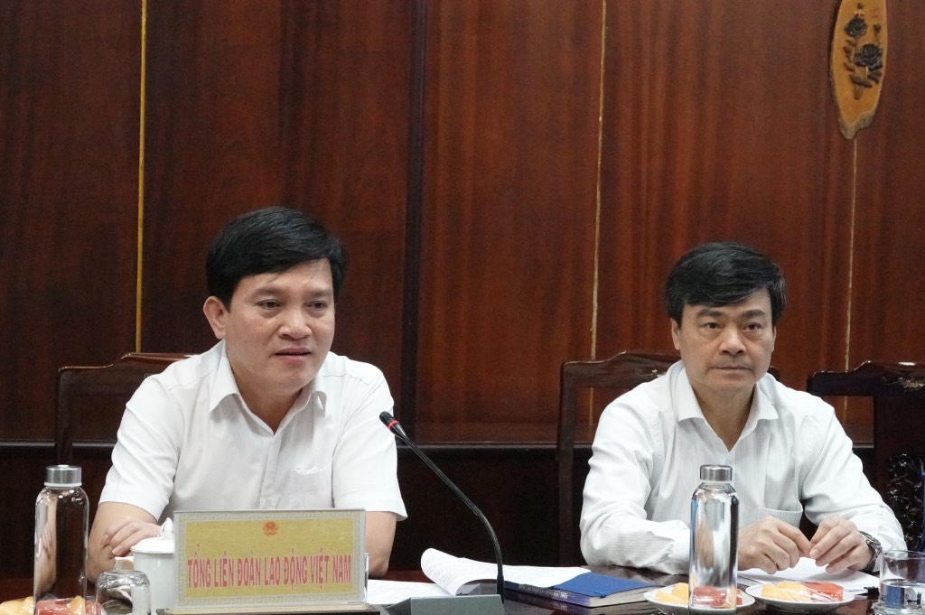 Mr. Nguyen Xuan Hung - Vice President of Vietnam General Confederation of Labor (sitting on the left) - worked with Long An Provincial People's Committee. Photo: Thanh Nhan