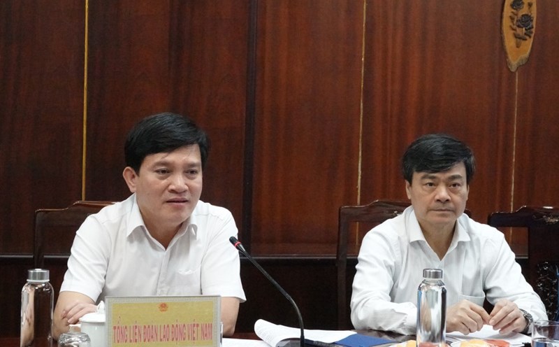 Mr. Nguyen Xuan Hung - Vice President of Vietnam General Confederation of Labor (sitting on the left) - worked with Long An Provincial People's Committee. Photo: Thanh Nhan