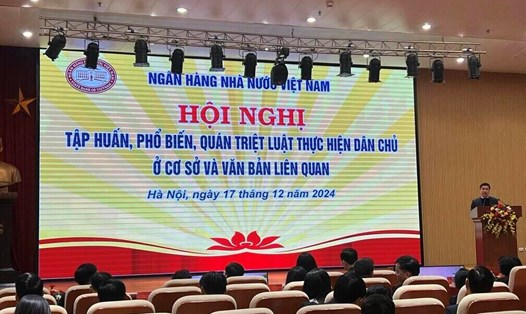 Quang cảnh buổi tập huấn Luật thực hiện dân chủ ở cơ sở dành cho cán bộ làm công tác dân chủ tại các đơn vị trong ngành Ngân hàng diễn ra ngày 17.12. Ảnh: Kiều Vũ