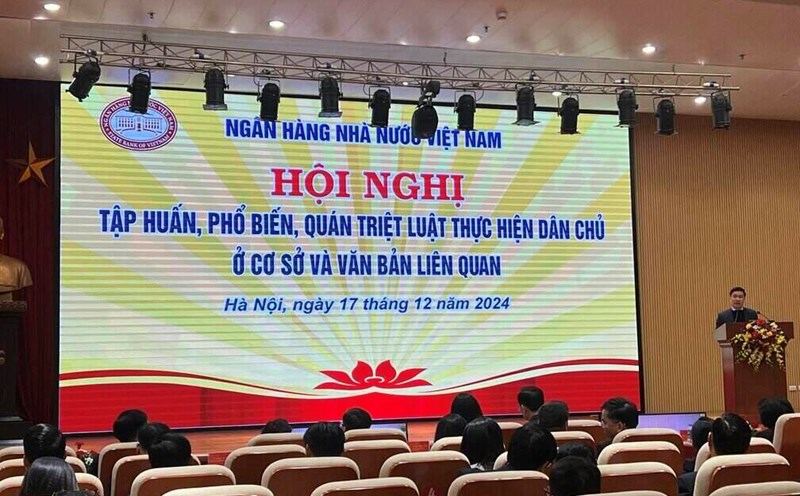 Scene of the training session on the Law on implementing democracy at the grassroots level for officials working on democracy at units in the banking sector held on December 17. Photo: Kieu Vu