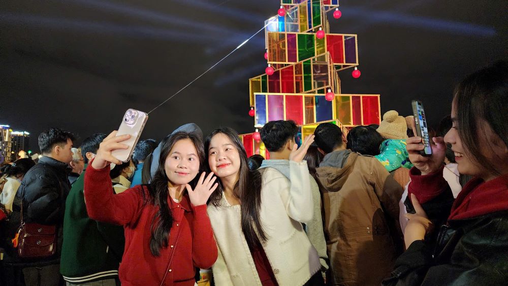 Locals and tourists enjoy the Da Nang Christmas tree. Photo: Thuy Trang