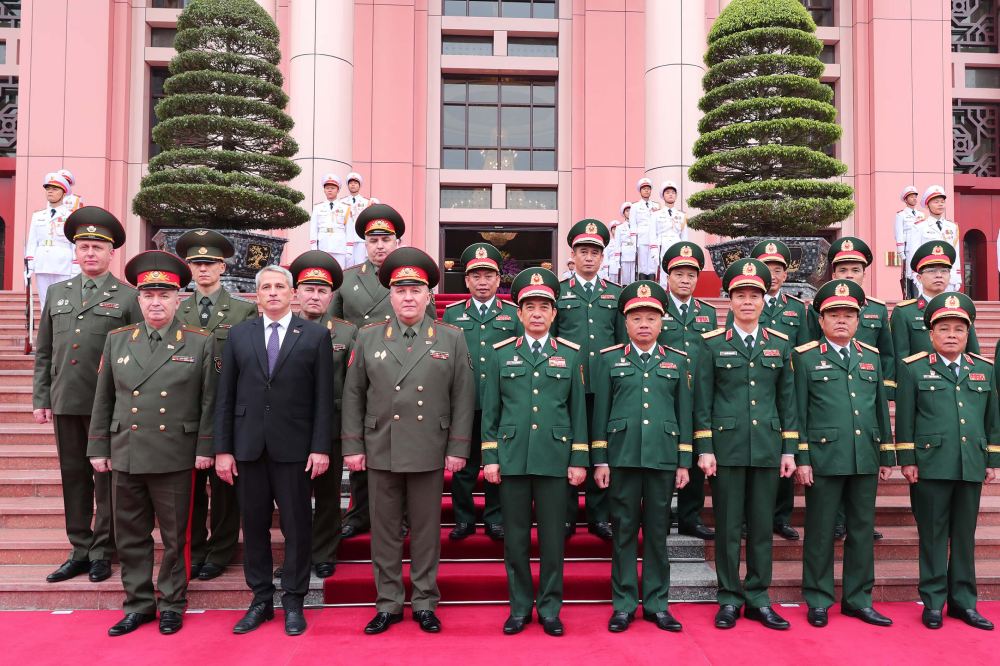 Đại tướng Phan Văn Giang và Trung tướng Khrenin Viktor Gennadievich cùng thành viên hai đoàn. Ảnh: Phạm Đông