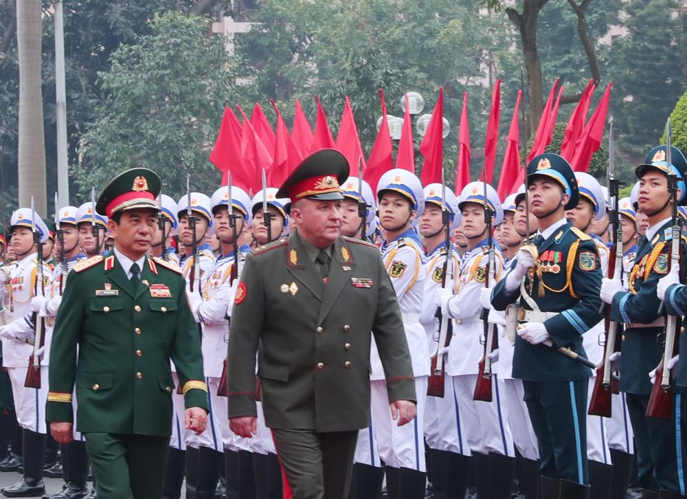 General Phan Van Giang and Lieutenant General Khrenin Viktor Gennadievich review the Guard of Honor of the Vietnam People's Army. Photo: Pham Dong
