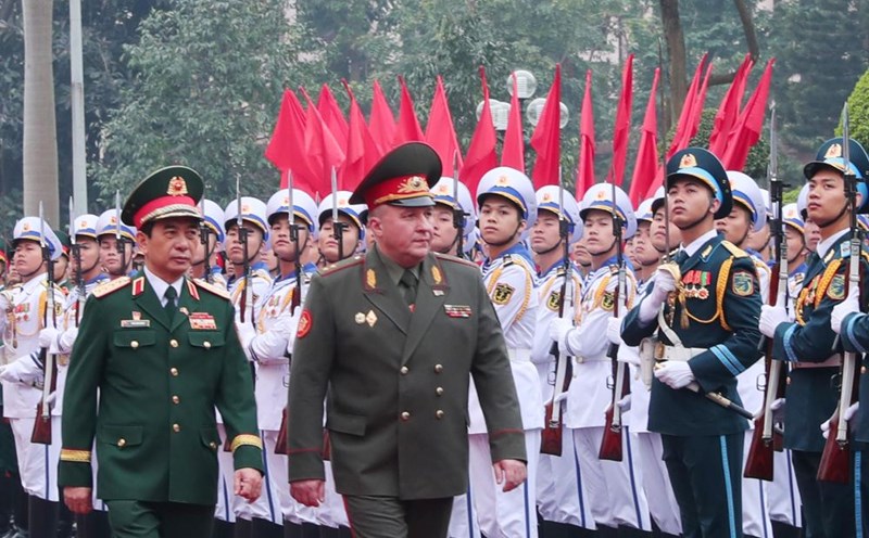 General Phan Van Giang and Lieutenant General Khrenin Viktor Gennadievich review the Guard of Honor of the Vietnam People's Army. Photo: Pham Dong