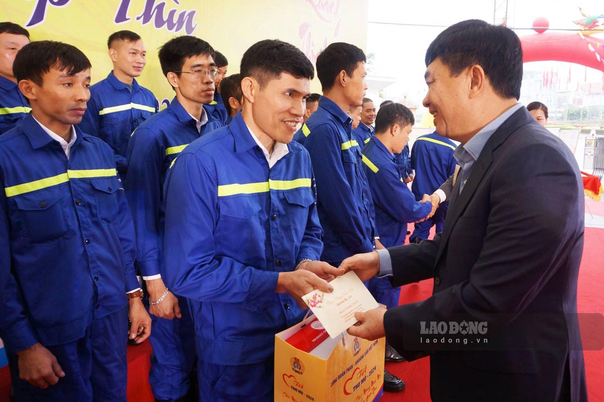 Mr. Ngo Hoang Ngan - Party Secretary, Chairman of the Board of Directors of TKV Group presents Tet gifts to workers. Photo: Doan Hung