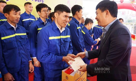 Ông Ngô Hoàng Ngân - Bí thư Đảng ủy, Chủ tịch HĐTV Tập đoàn TKV trao quà Tết cho công nhân. Ảnh: Đoàn Hưng