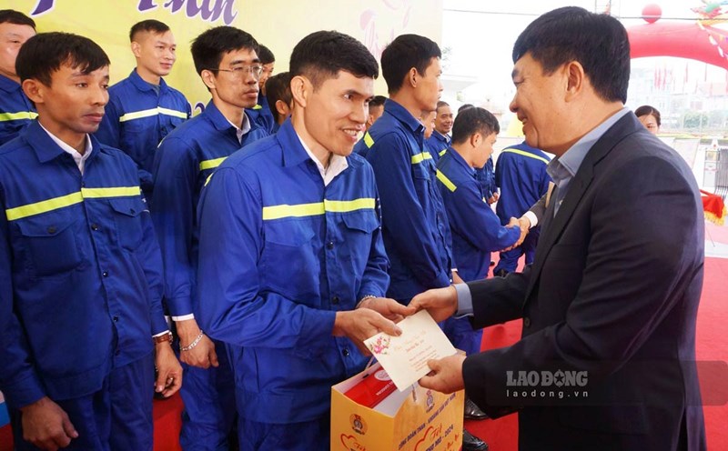 Mr. Ngo Hoang Ngan - Party Secretary, Chairman of the Board of Directors of TKV Group presents Tet gifts to workers. Photo: Doan Hung
