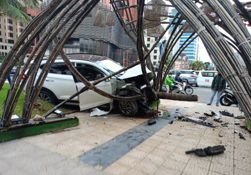 Car crashed into the gate of the flower road in Da Nang. Photo: H.Son
