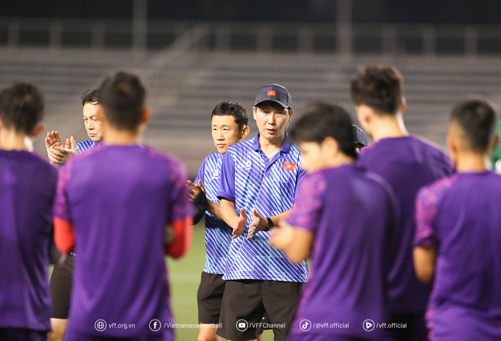 Coach Kim Sang-sik is determined to beat the Philippines. Photo: VFF