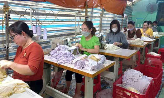 Nhiều chương trình dạy nghề miễn phí giúp chị em dân tộc Khmer cải thiện cuộc sống. Ảnh: Xuân Nhi