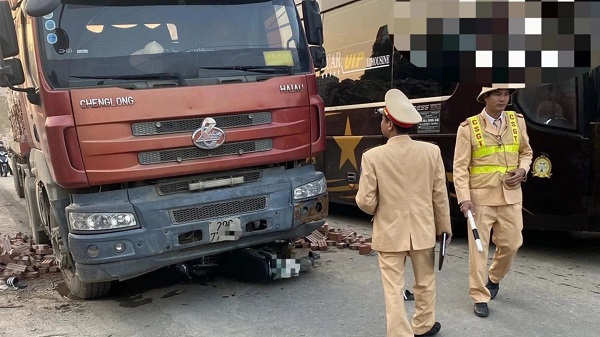 Lực lượng chức năng có mặt tại hiện trường để giải quyết vụ xe máy chở 3 người đâm vào xe ôtô. Ảnh: Thạch Mộc