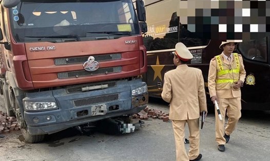 Lực lượng chức năng có mặt tại hiện trường để giải quyết vụ xe máy chở 3 người đâm vào xe ôtô. Ảnh: Thạch Mộc