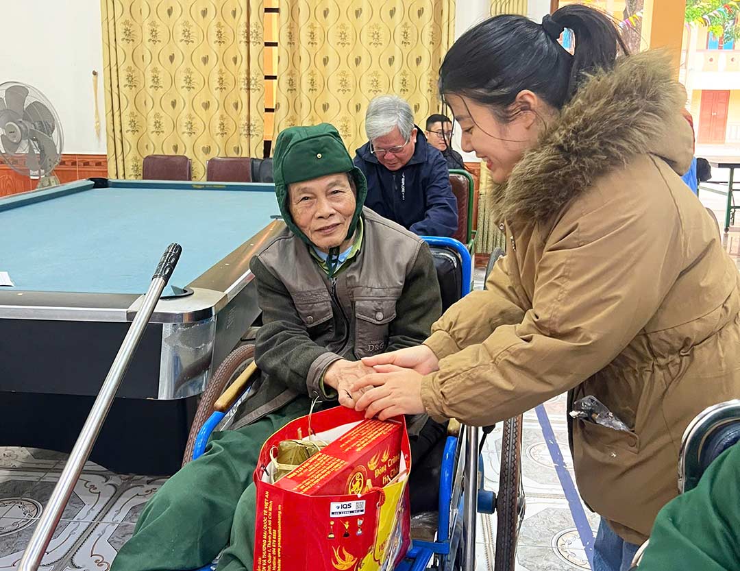 Members of the Thanh Vinh Congee Love charity group give Chung cakes and Tet gifts to show gratitude to war invalids. Photo: Hai Dang