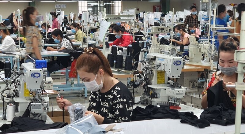 Most garment workers in Bac Lieu receive Tet bonuses. Photo: Nhat Ho