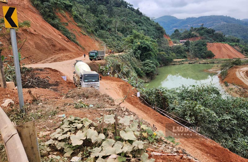 2 xe bồn chở bê tông thương phẩm của Công ty Hải Vân bán vào 1 dự án đang xây dựng trên địa bàn huyện Bảo Lạc. Ảnh: Tân Văn.