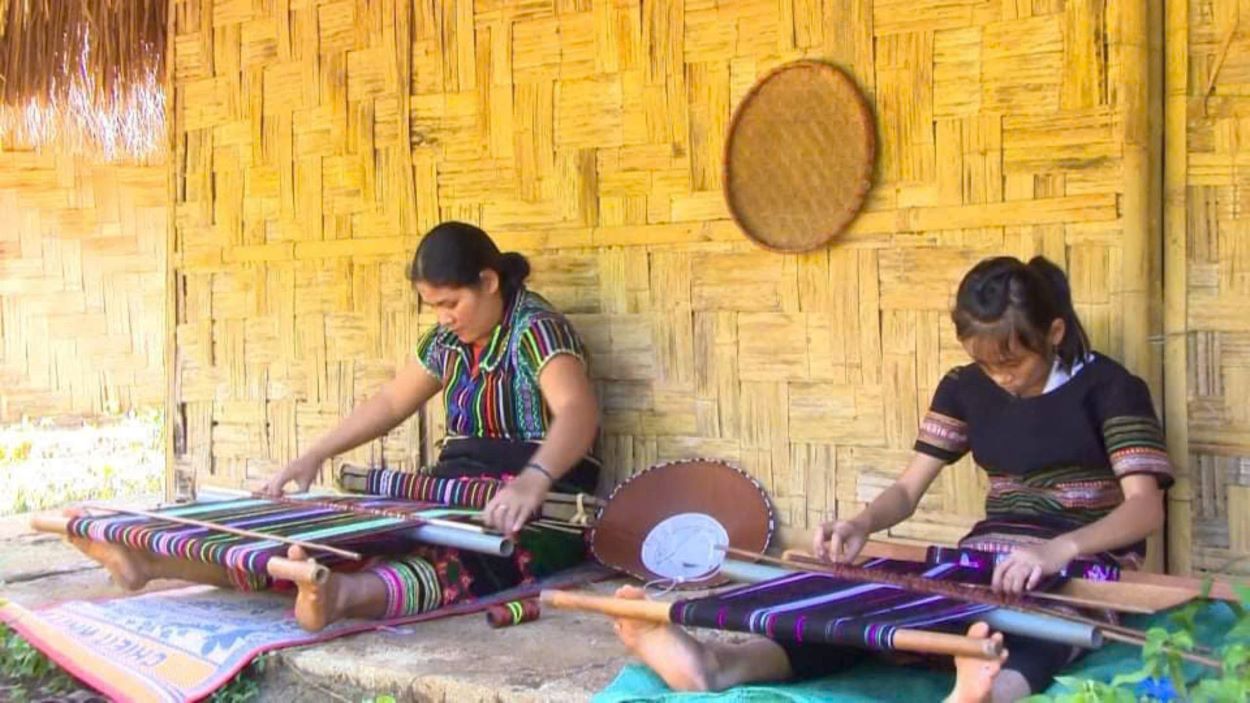 Gia Nghia residents are trained in practical jobs to help them escape poverty. Photo: Dinh Quang