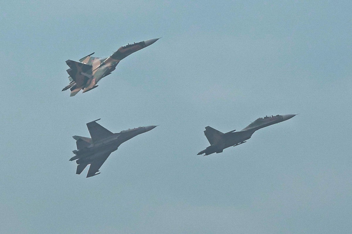 Biet doi tiem kich SU-30MK2 bay theo doi hinh tai buoi Tong duyet Trien lam Quoc phong quoc te Viet Nam 2024. 