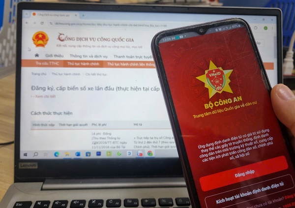 People can register their license plates online. Photo: Xuyen Dong