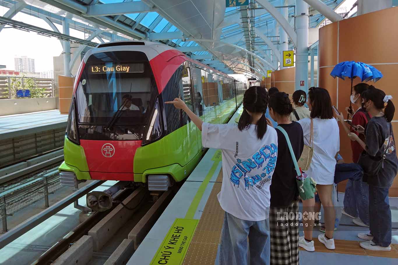 Metro Line No. 3 (Nhon - Hanoi Railway Station) has been put into operation on the elevated section since August 2024. Photo: To The