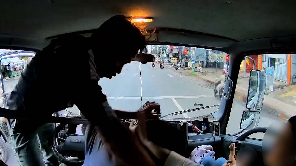 Man assaults truck driver in the middle of the road. Photo stolen from clip