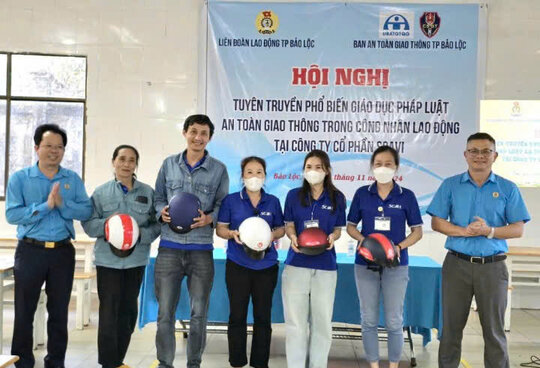 Law dissemination and propaganda campaigns are always associated with activities to care for and improve the lives of union members and workers. Photo: H.Thanh.