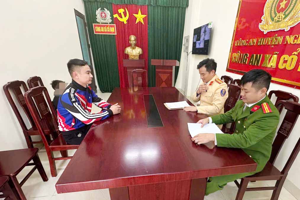 Công an triệu tập, làm việc và tước giấy phép lái xe của tài xế Đ. Ảnh: Công an Hà Tĩnh.