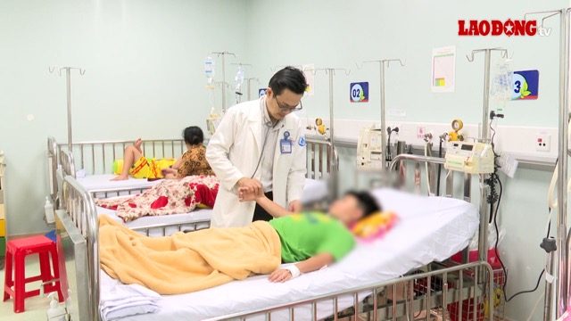 Children hospitalized with dengue fever. Photo: NGUYEN LY