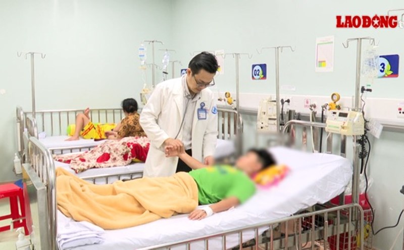 Children hospitalized with dengue fever. Photo: NGUYEN LY