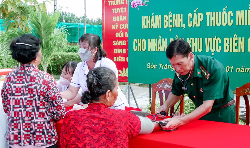 Tram Quan dan y xa Lai Hoa kham benh, cap thuoc mien phi cho nguoi ngheo tren dia ban xa. Anh: Van Long