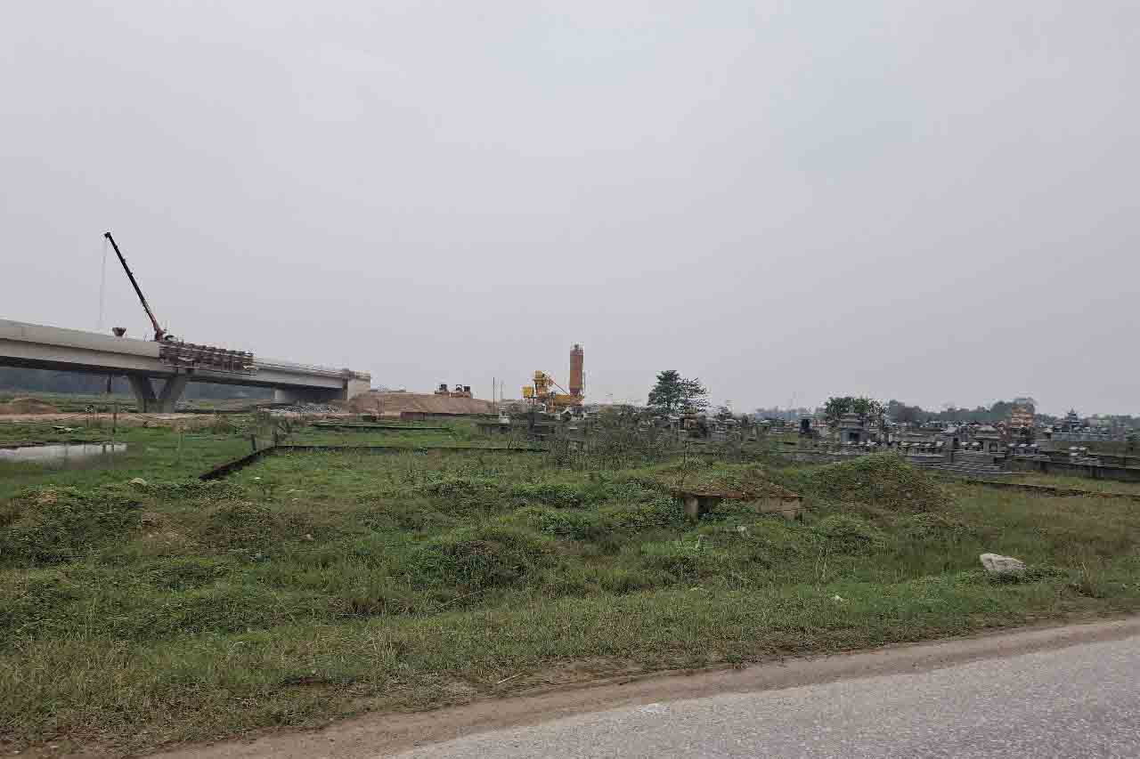 Một số ngôi mộ ở nghĩa trang xã Thạch Đài cạnh dự án cao tốc Bắc - Nam đang vướng chưa di dời. Ảnh: Trần Tuấn.