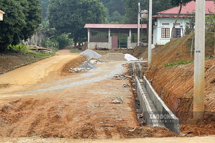 Hệ thông giao thông và cống rãnh thoát nước phía ngoài cơ sở đang được thi công xây dựng. Ảnh: Đinh Đại