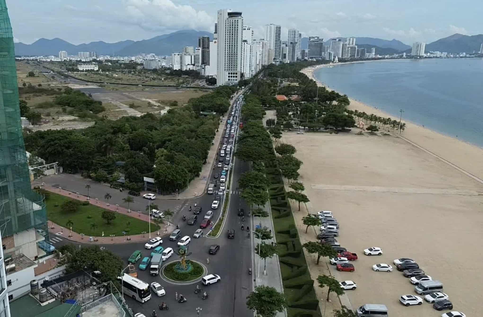 The ban on passenger vans with more than 29 seats entering Nha Trang city center is to limit traffic congestion. Photo: Huu Long