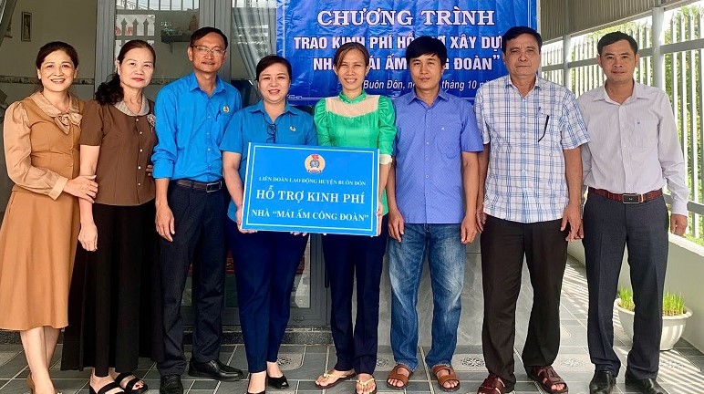 The Buon Don District Labor Federation awarded funds to support the construction of "Union Shelter" houses for union members. Photo: Bao Trung