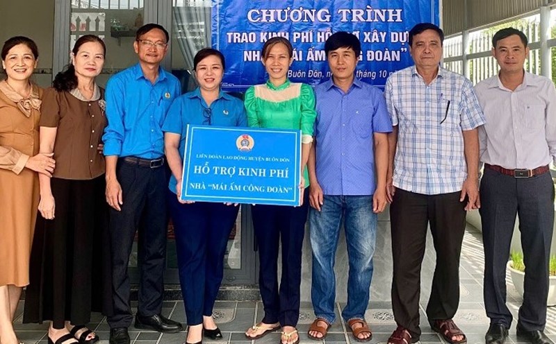 The Buon Don District Labor Federation awarded funds to support the construction of "Union Shelter" houses for union members. Photo: Bao Trung