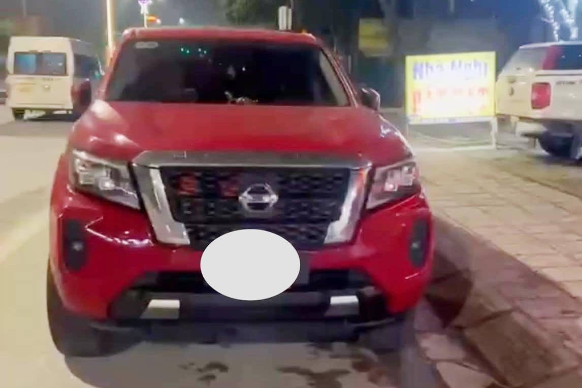 Chiếc xe đậu ngược chiều ở đường Hà Huy Tập, TP. Hà Tĩnh mà tài xế M vừa bị lập biên bản xử lý. Ảnh: Công an Hà Tĩnh.