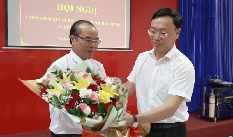 Mr. Lam Ho Si (left) was appointed as Director of Bac Lieu Provincial Radio and Television Station. Photo: Nhat Ho